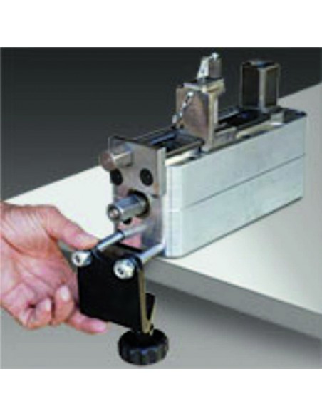 Corredata di staffa per fissaggio a banco.